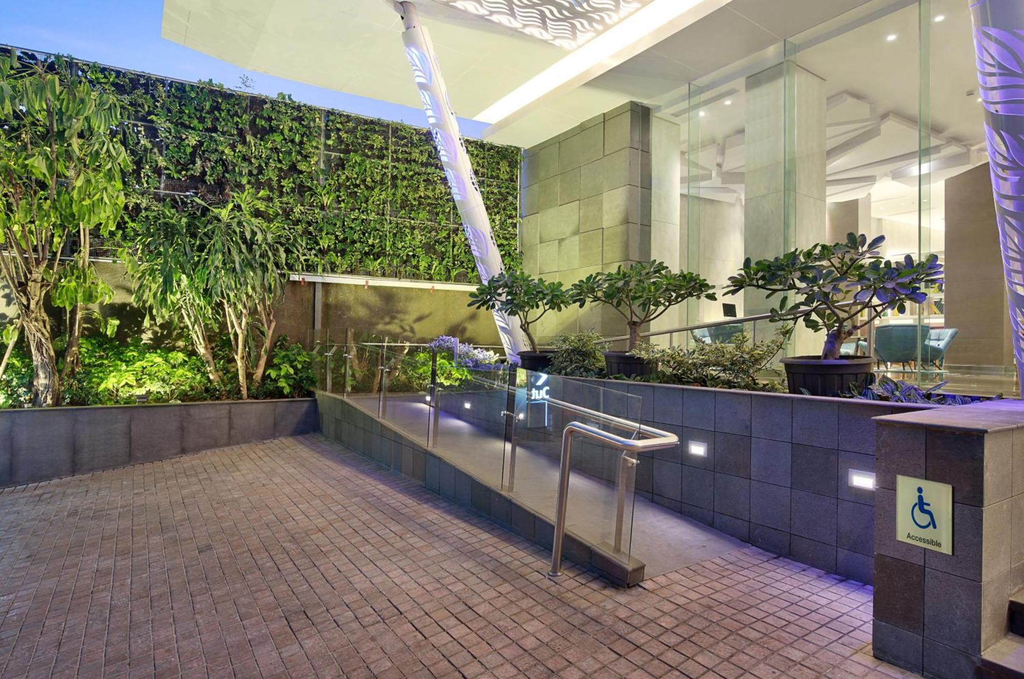 Holiday Inn Express Jakarta Wahid Hasyim By Ihg Exteriör bild